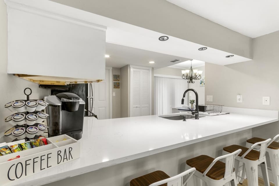 Coffee/tea facilities, Kitchen or kitchenette, Seating area
