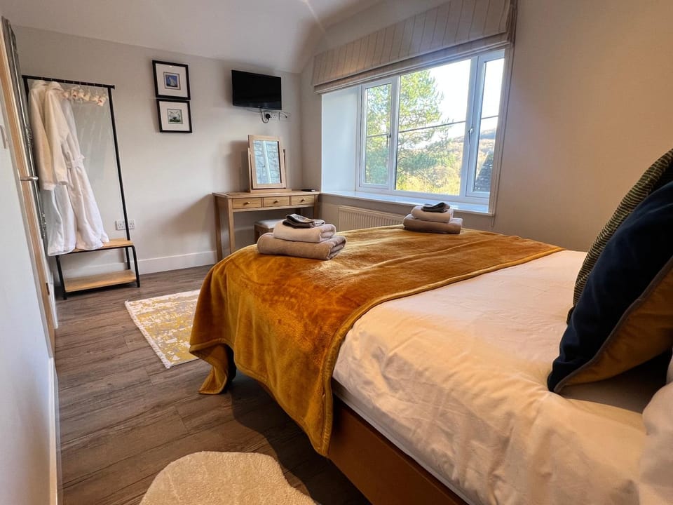 Bed, TV and multimedia, Photo of the whole room, Bedroom, towels, wardrobe