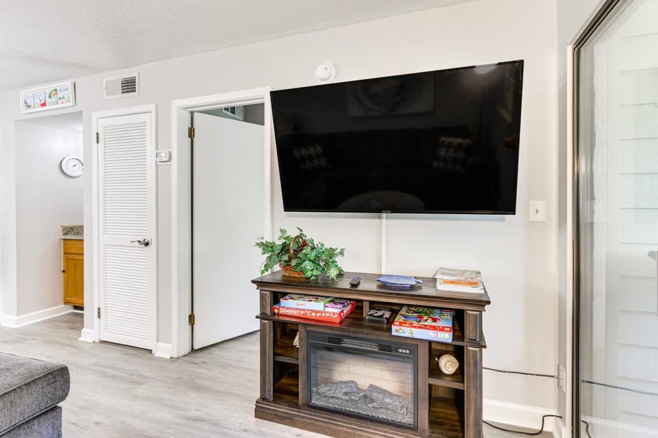 Beach & Pool: Hilton Head Condo w/ Water Views! House in Hilton Head Island