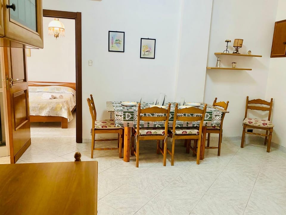Bed, Photo of the whole room, Dining area