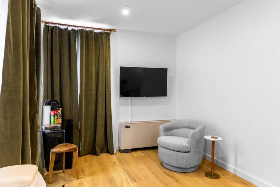 King Bed, DTWN Historic Hotel, Fiber Wifi, 50 in Roku TV, Room # 106 Apartment in Bangor