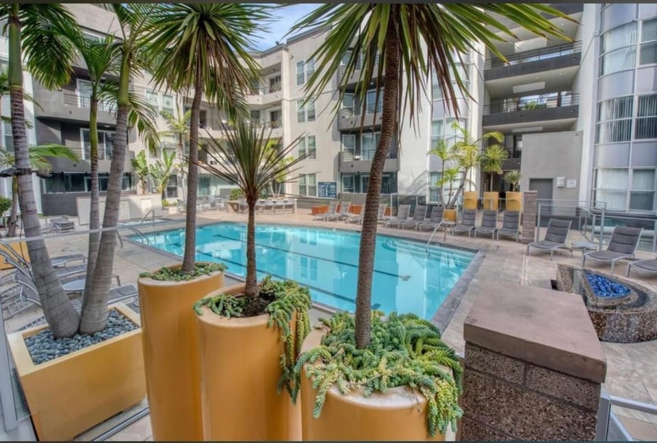 Cozy Unit Conveniently Located Pool View Apartment in Culver City
