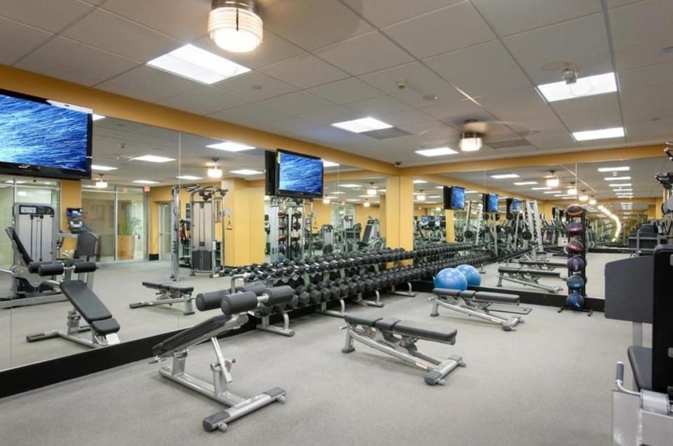 Cozy Unit Conveniently Located Pool View Apartment in Culver City