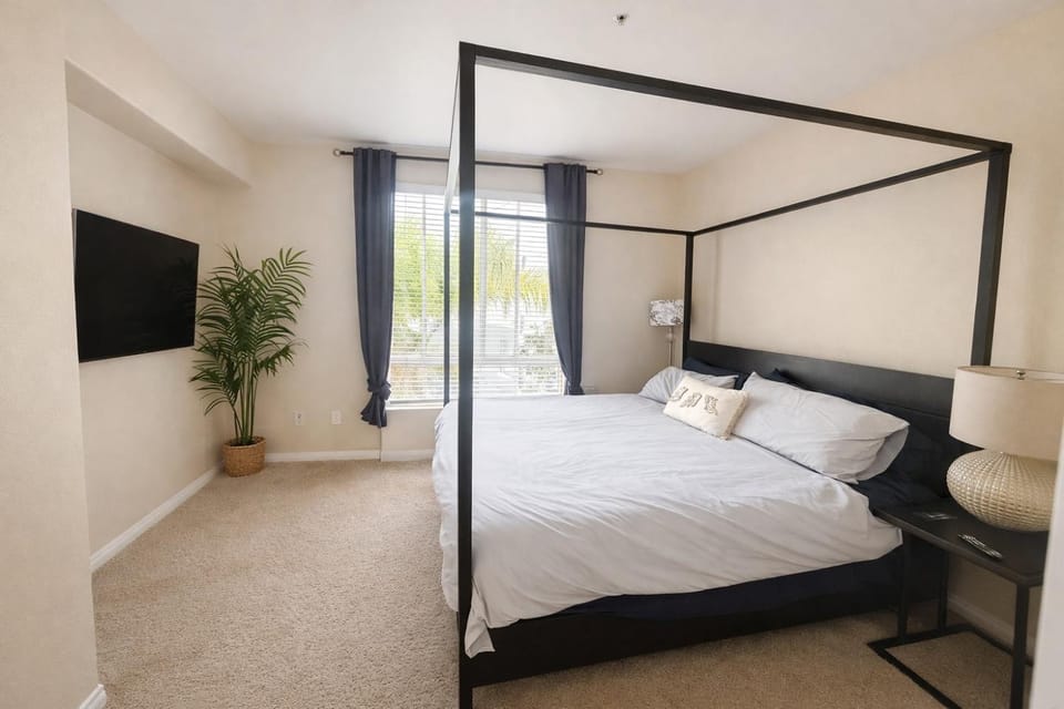 Cozy Unit Conveniently Located Pool View Apartment in Culver City