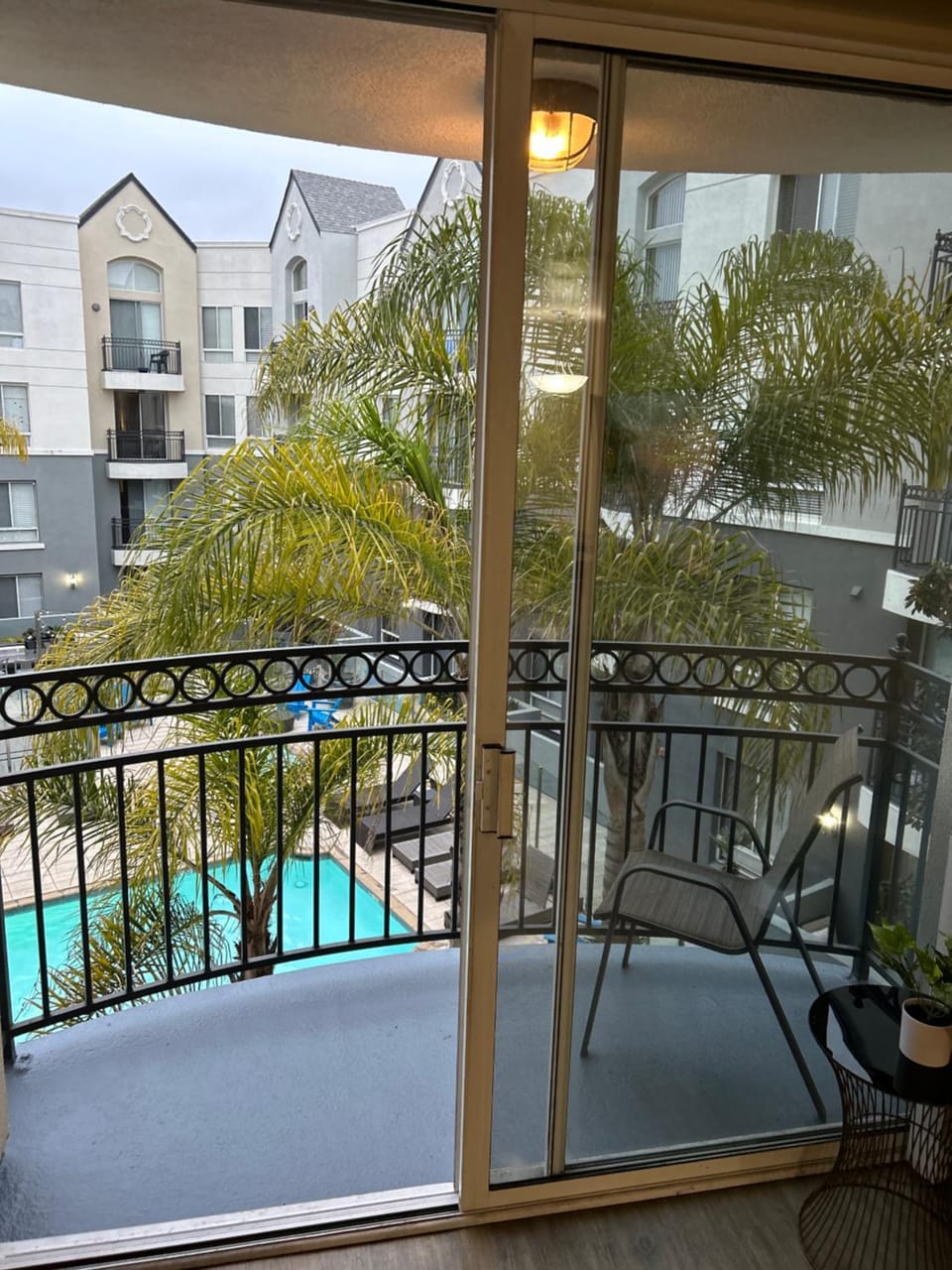 Cozy Unit Conveniently Located Pool View Apartment in Culver City