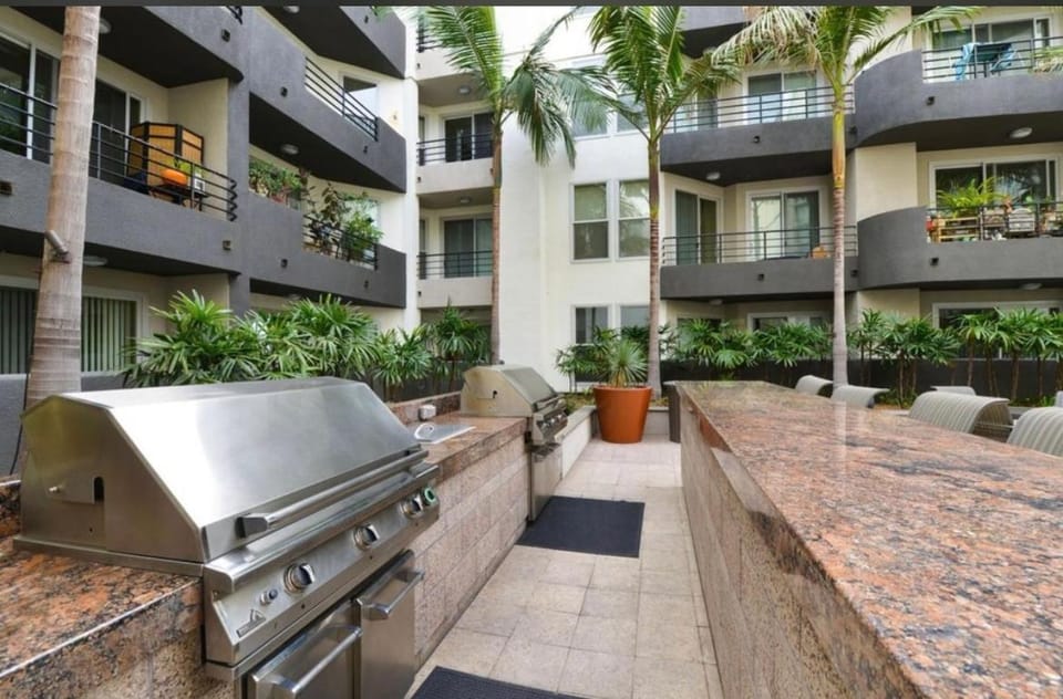 Cozy Unit Conveniently Located Pool View Apartment in Culver City