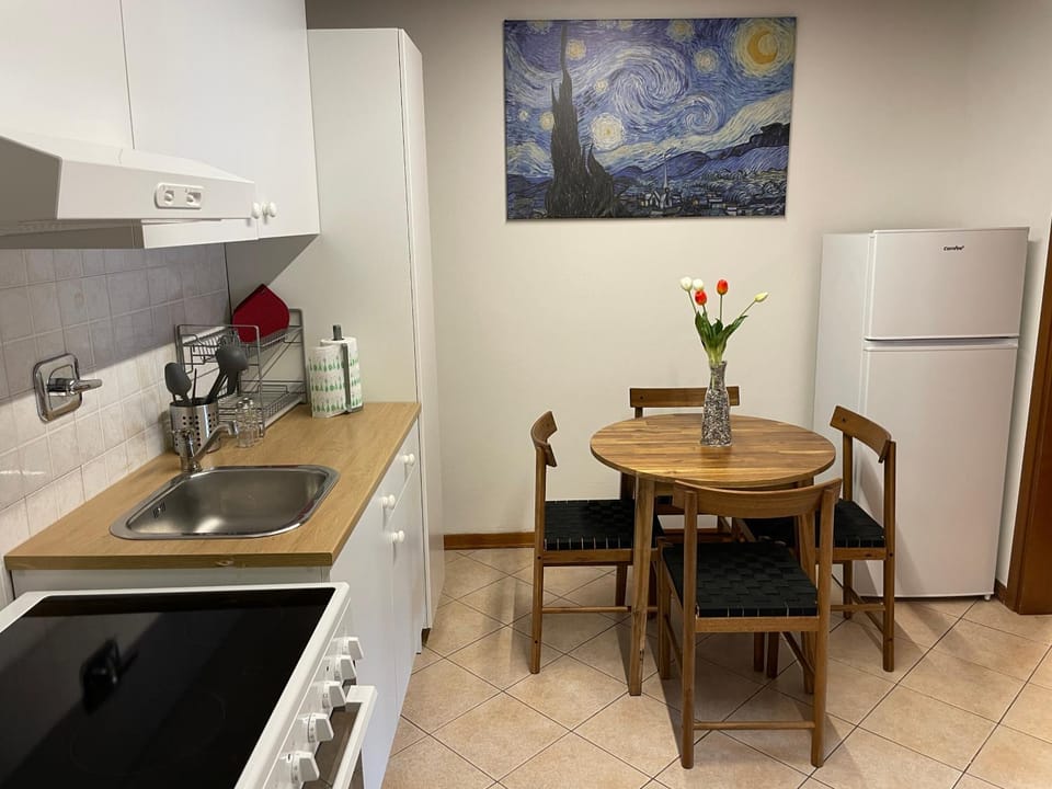 Kitchen or kitchenette, Dining area
