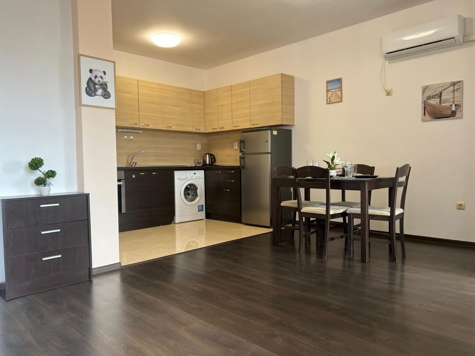 Kitchen or kitchenette, Dining area, oven, pet friendly, stove, washing machine