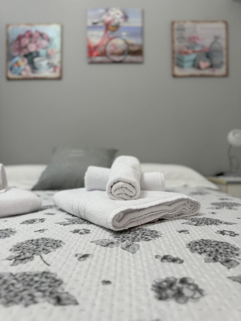 Bed, towels