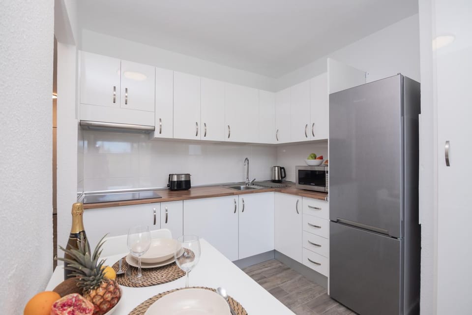 Kitchen or kitchenette, minibar, stove, toaster