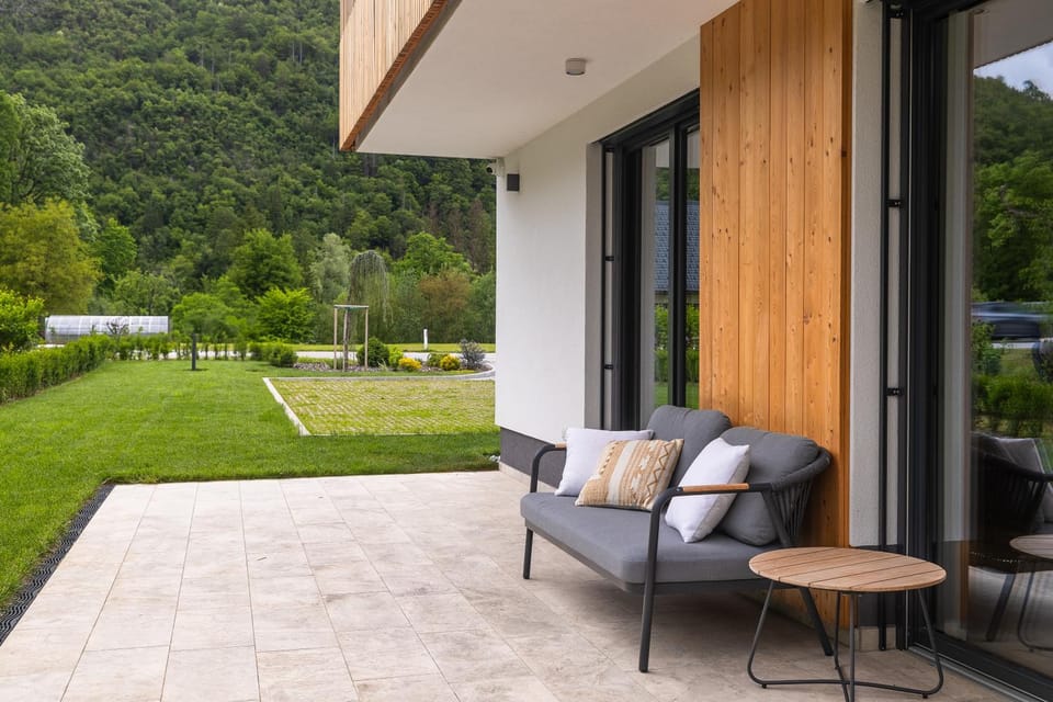 Property building, Patio, Spring, Day, Natural landscape, Garden, Balcony/Terrace, Seating area, Garden view, Garden view, Mountain view, furniture