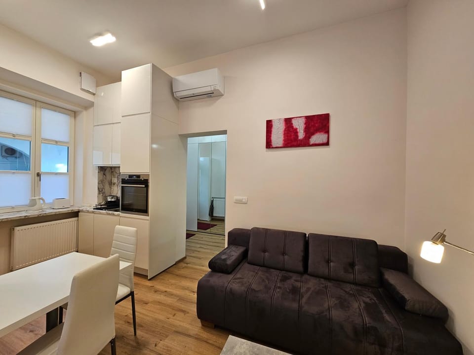 Kitchen or kitchenette, Seating area, Dining area