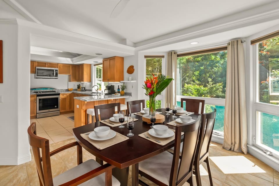Stunning 3br 3ba Corner Unit Villa of Kamalii, AC, Pool, Hot Tub Unit 23 Apartment in Puupehu