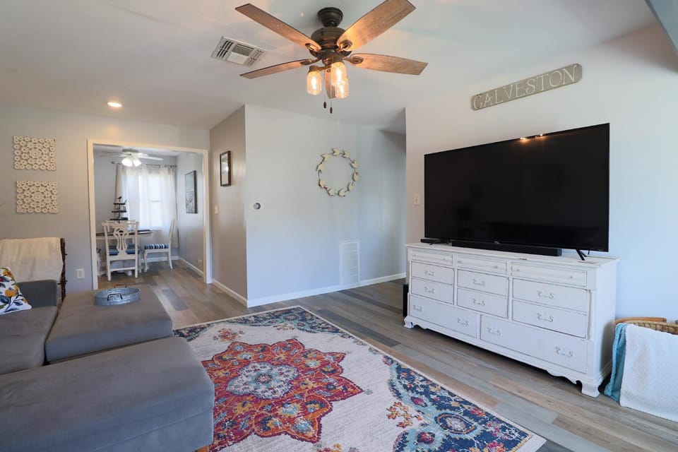 Cute home near Moody Gardens and Pet Friendly House in Galveston Island