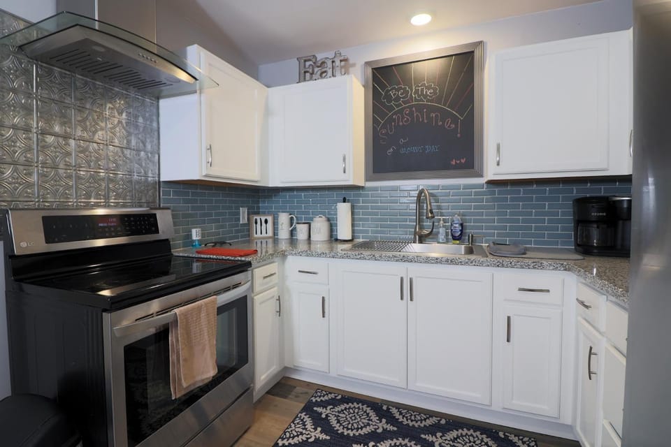 Cute home near Moody Gardens and Pet Friendly House in Galveston Island