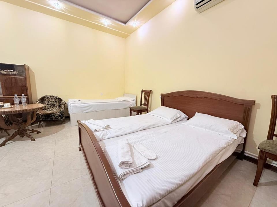 Bed, TV and multimedia, Dining area, Bedroom, air conditioner
