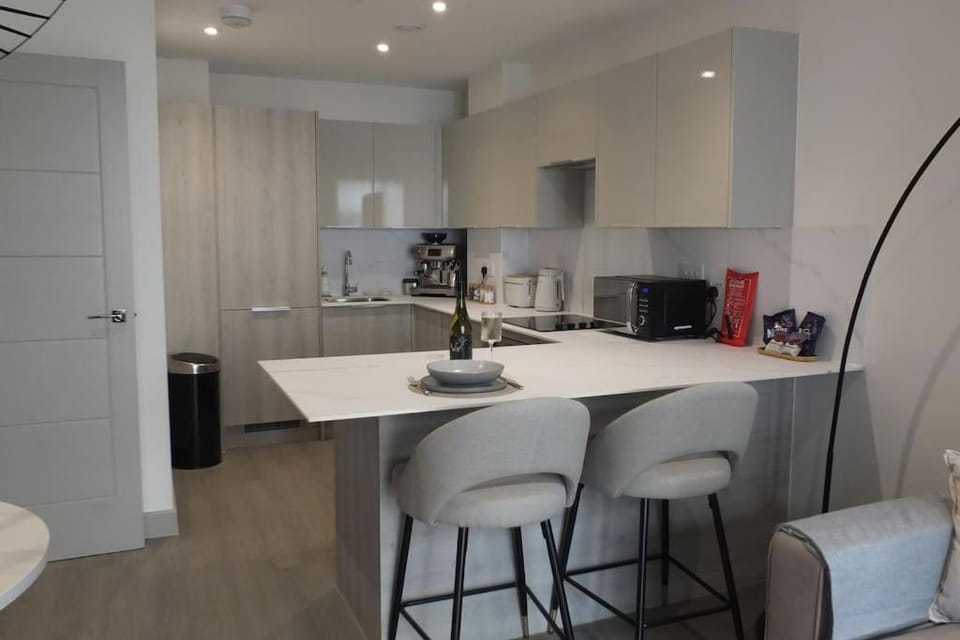 Coffee/tea facilities, Kitchen or kitchenette, Dining area, oven, stove, toaster