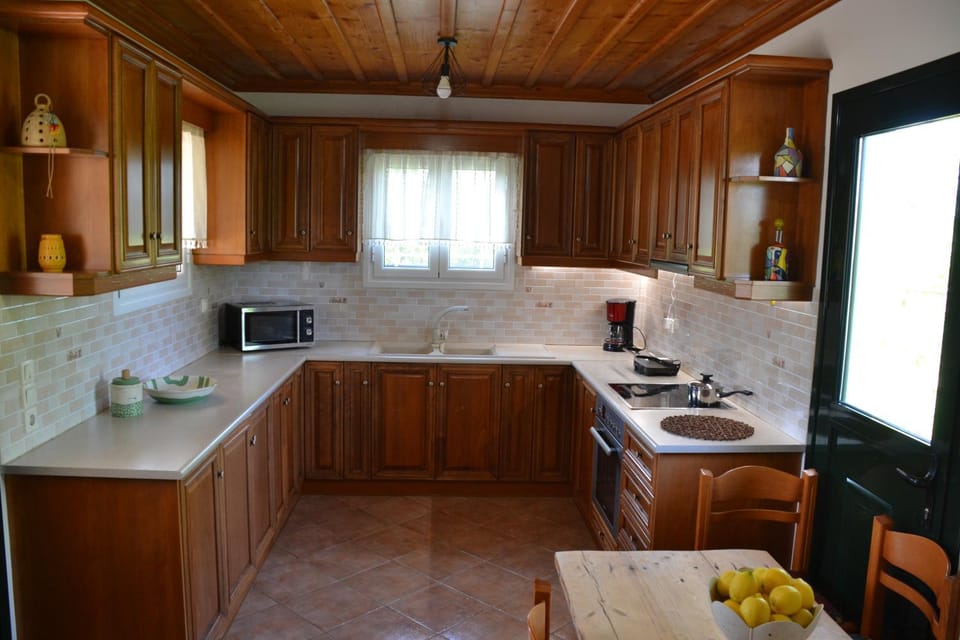 Kitchen or kitchenette, Dining area, oven, stove