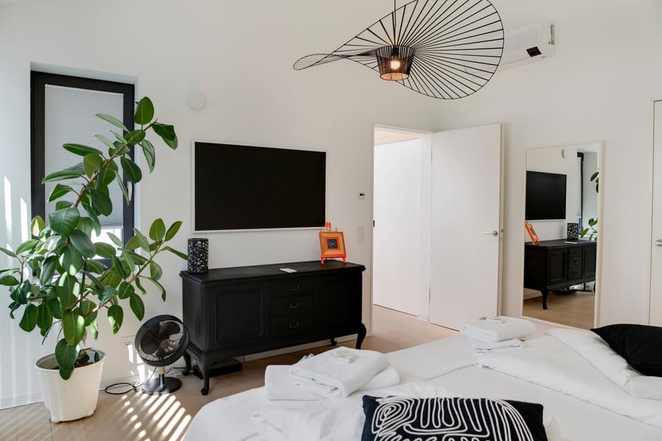 Bed, TV and multimedia, Bedroom