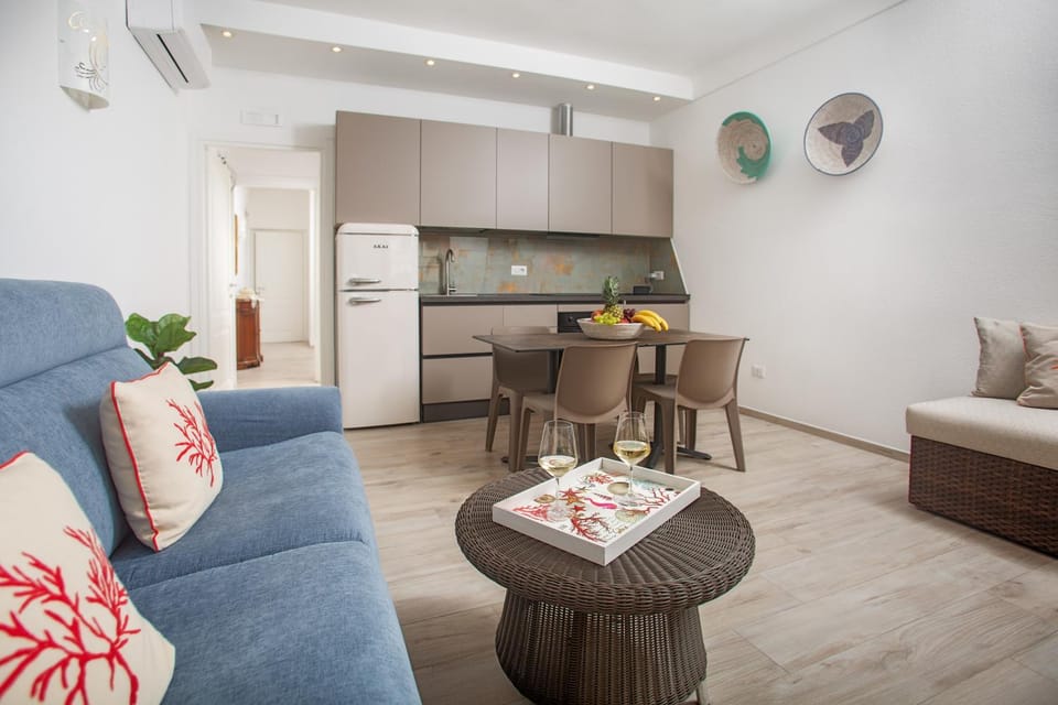 Kitchen or kitchenette, Living room, Seating area, Dining area, oven, stove