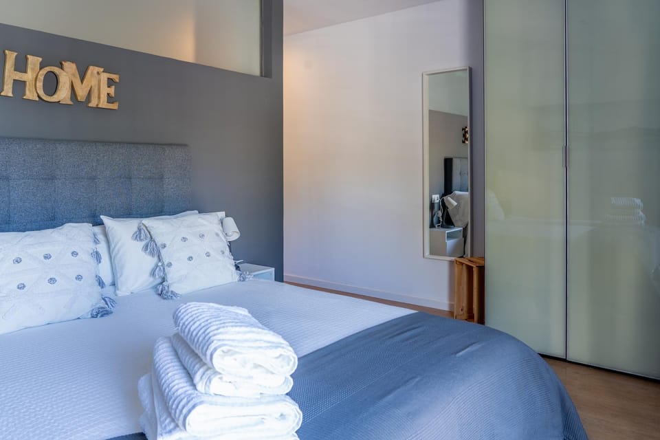 Photo of the whole room, Bedroom, towels