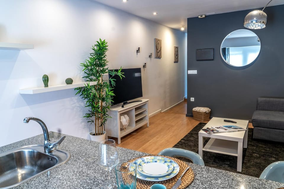 TV and multimedia, Kitchen or kitchenette, Living room, Seating area, Dining area