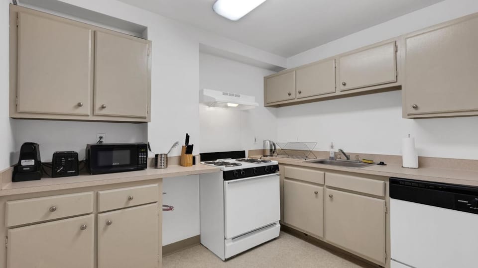 PP 1009 Beautiful Corporate 2br Apt, Pool Apartment in Harrisburg