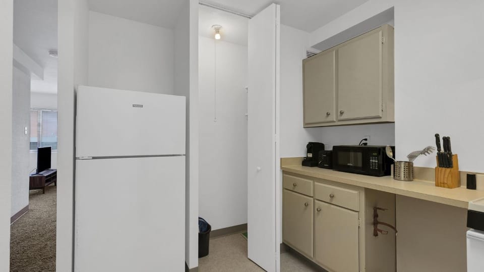 PP 1009 Beautiful Corporate 2br Apt, Pool Apartment in Harrisburg