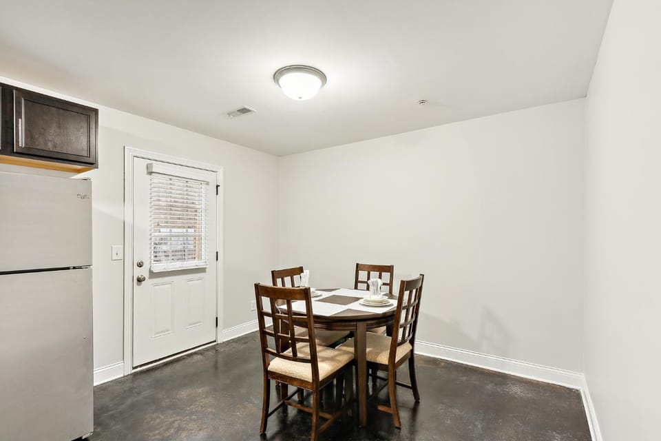 Railton - B6 I Townhome I Driveway Apartment in Clarksville