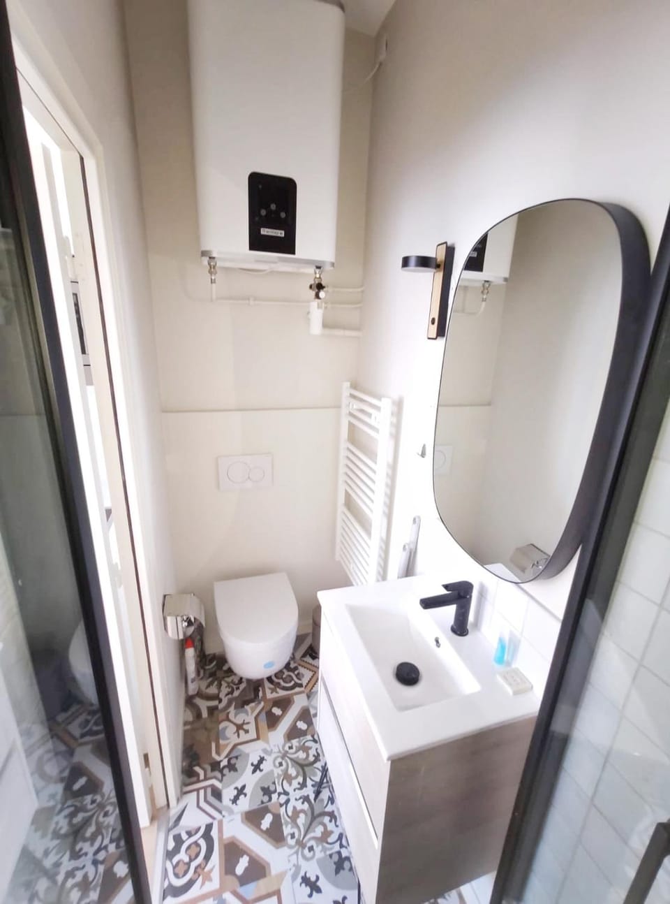 Shower, Toilet