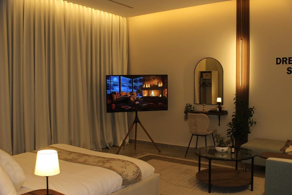 TV and multimedia, Living room, Seating area, Bedroom
