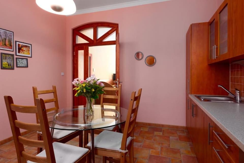 Kitchen or kitchenette, Dining area