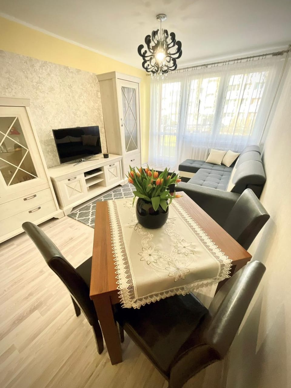 TV and multimedia, Living room, Seating area, Dining area, Evening entertainment