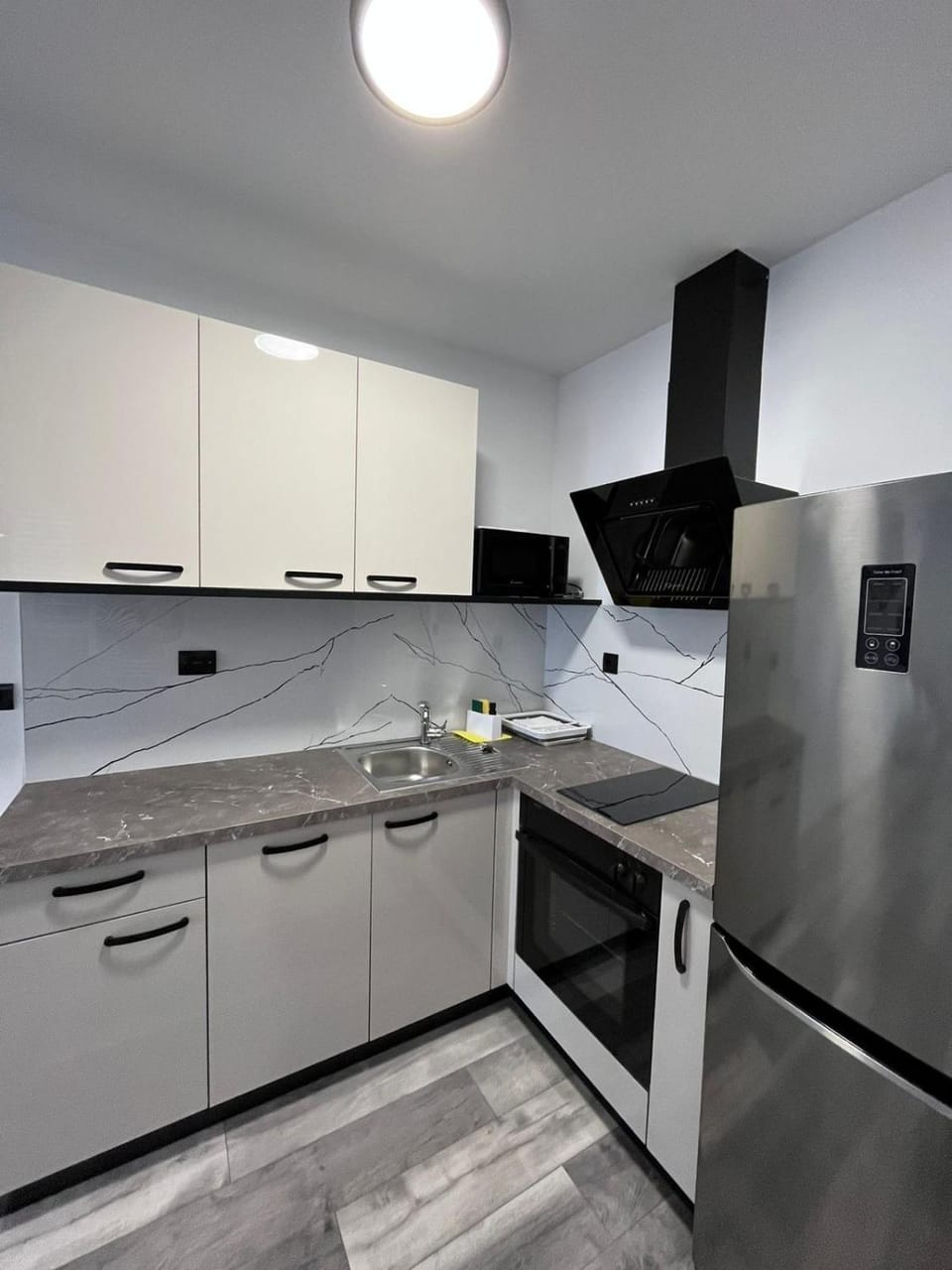 Kitchen or kitchenette, dishwasher, stove