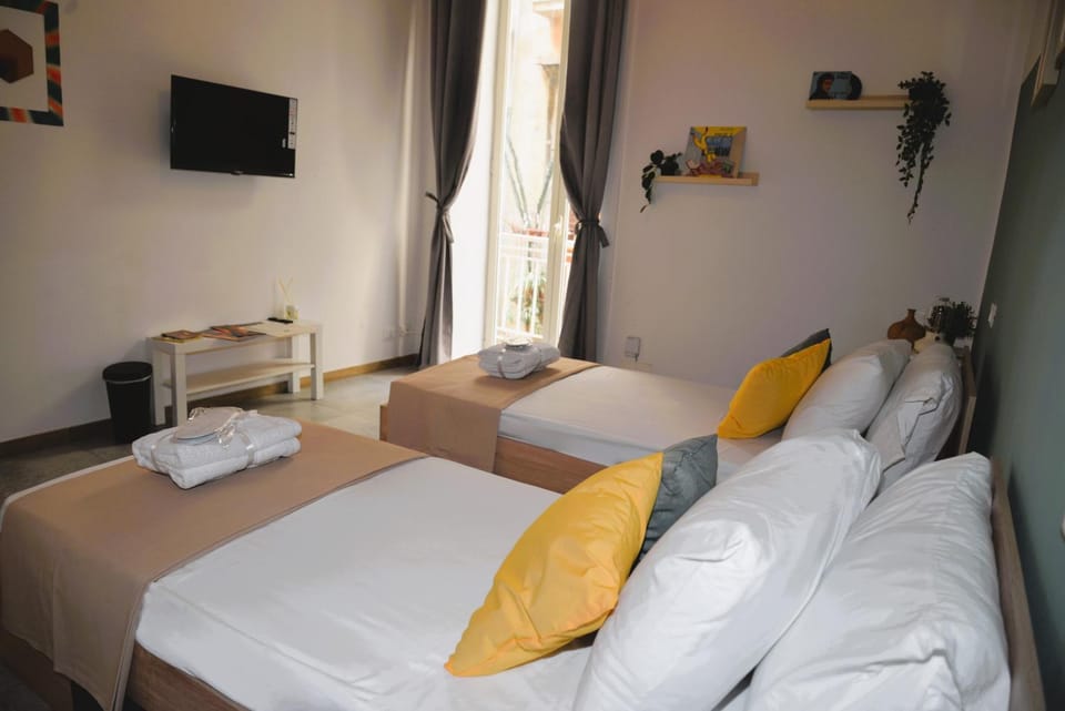 Bed, TV and multimedia, Photo of the whole room, Bedroom, towels