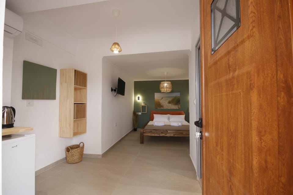 Bed, TV and multimedia, Photo of the whole room, Bedroom, wardrobe