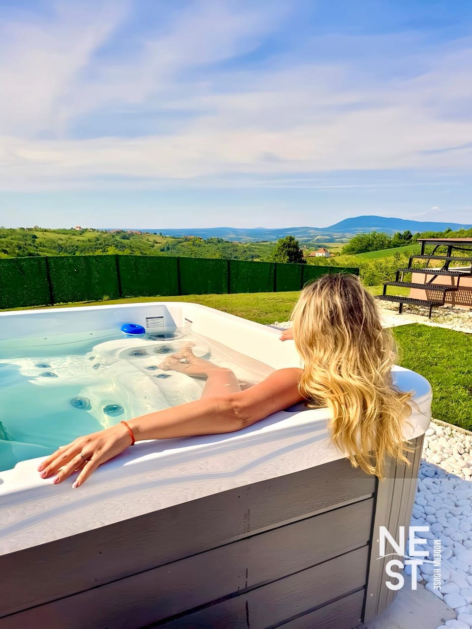 Natural landscape, Hot Tub, Mountain view, group of guests