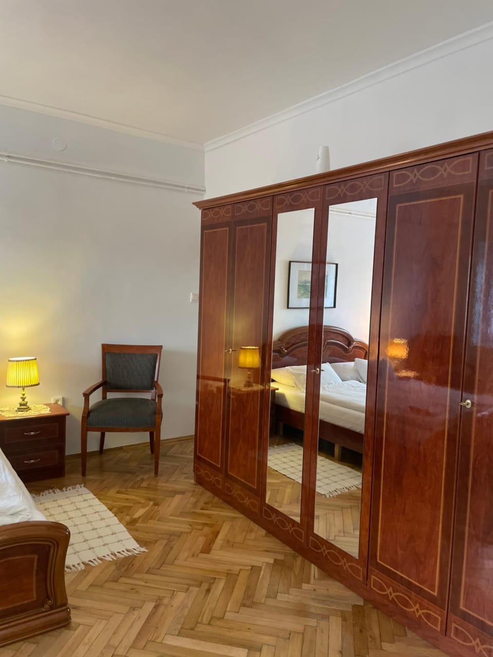 Photo of the whole room, Bedroom, wardrobe