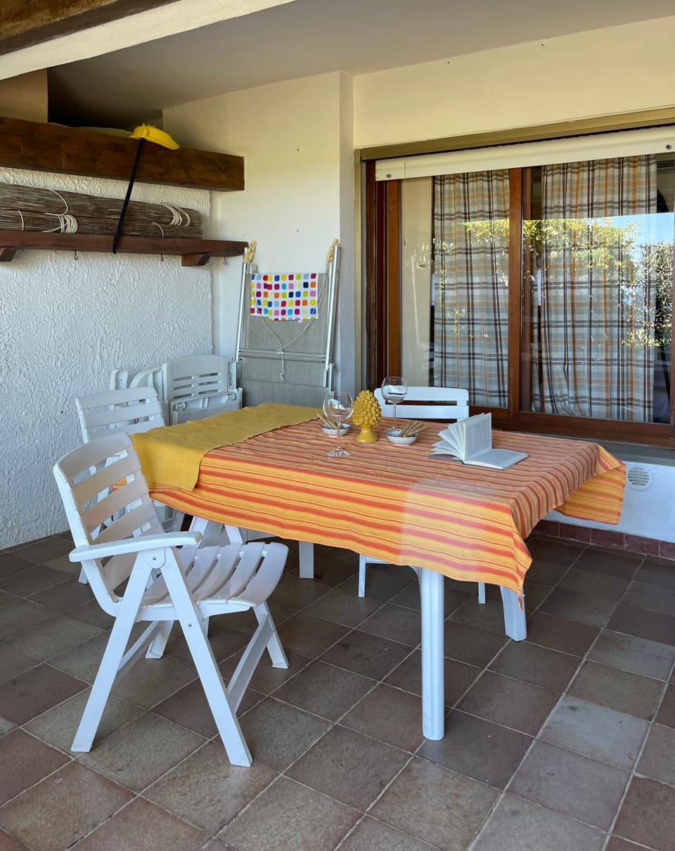 Patio, Day, Balcony/Terrace, Living room, Seating area, Dining area