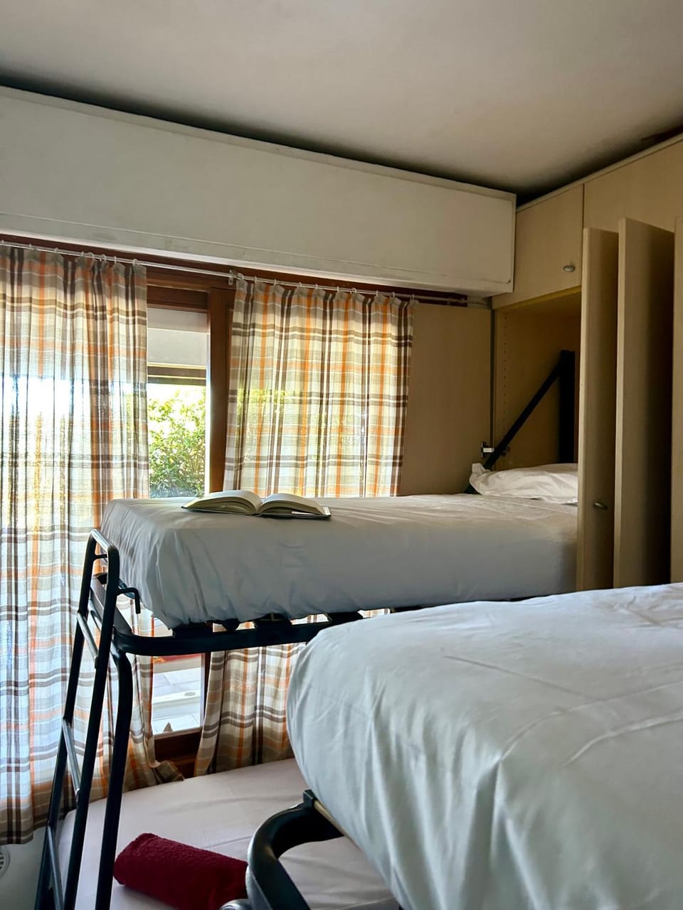Bed, Living room, Photo of the whole room, Bedroom