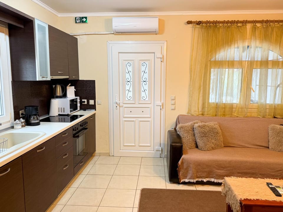 Bed, Coffee/tea facilities, Kitchen or kitchenette, Living room, Seating area, Dining area, Bedroom, oven, stove, air conditioner