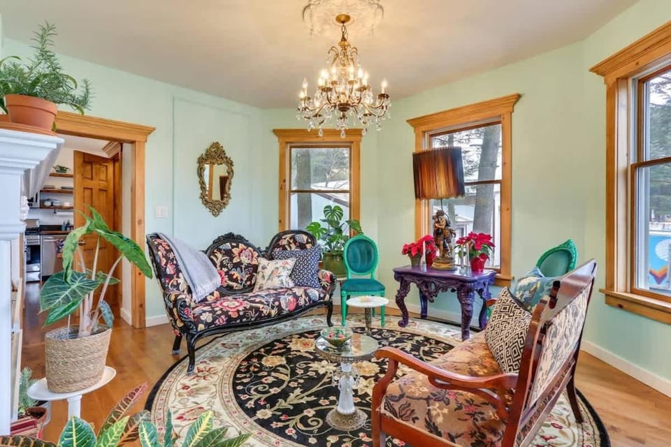 Victorian Lake Oasis Hot Tub Private Lakefront House in Pennsylvania