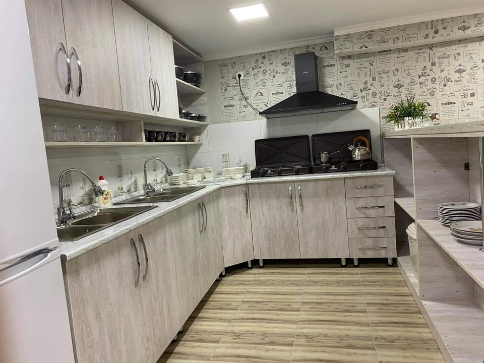Kitchen or kitchenette, minibar