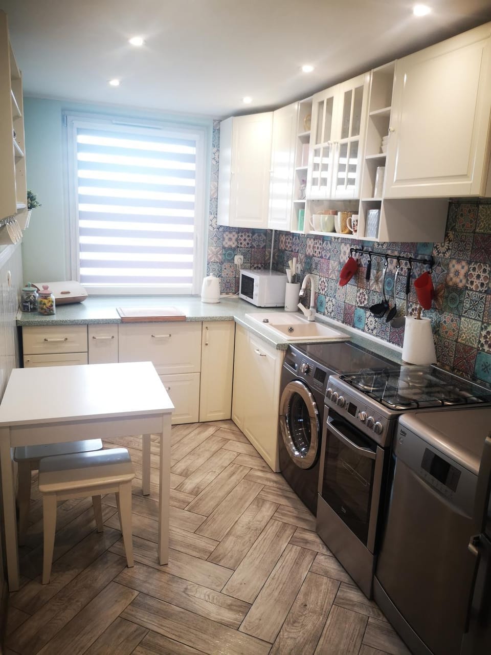 Kitchen or kitchenette, dishwasher, washing machine