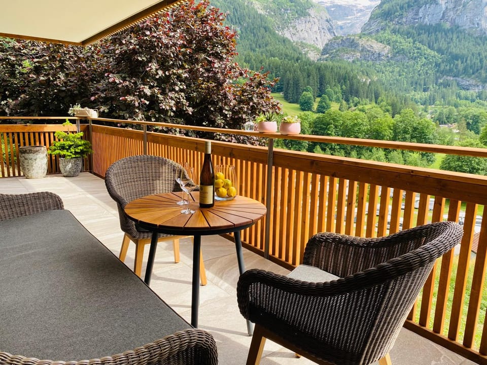 Property building, Balcony/Terrace, Seating area, Dining area