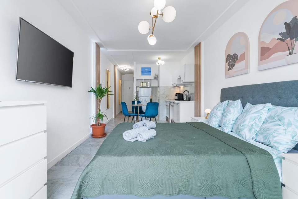 Bed, TV and multimedia, Kitchen or kitchenette, Photo of the whole room, Dining area, Bedroom, towels