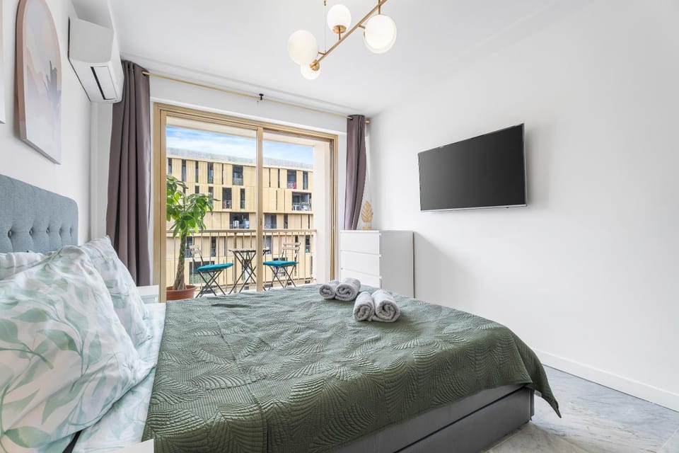 Bed, Evening entertainment, Bedroom