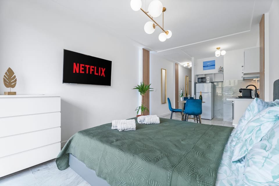 Bed, Seating area, Bedroom