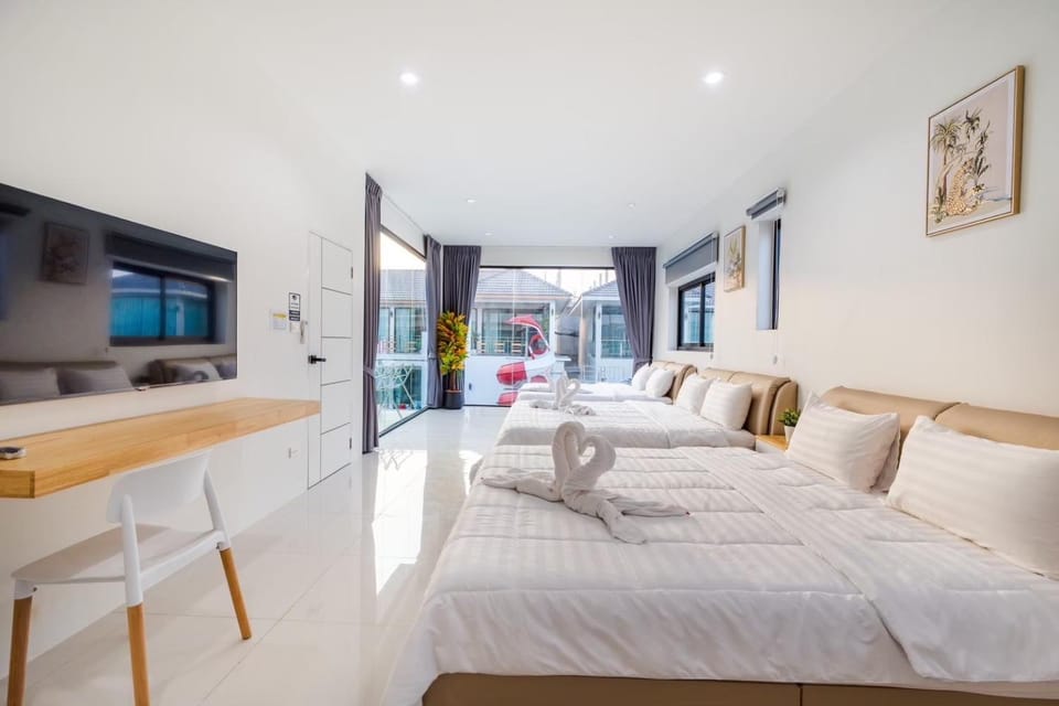 Bed, TV and multimedia, Photo of the whole room, Bedroom, towels