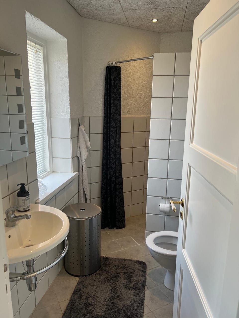 Shower, Toilet, Bathroom, towels